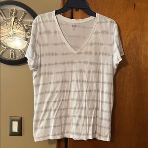 GAP Women's White and Gray Striped V-Neck Tee XXL